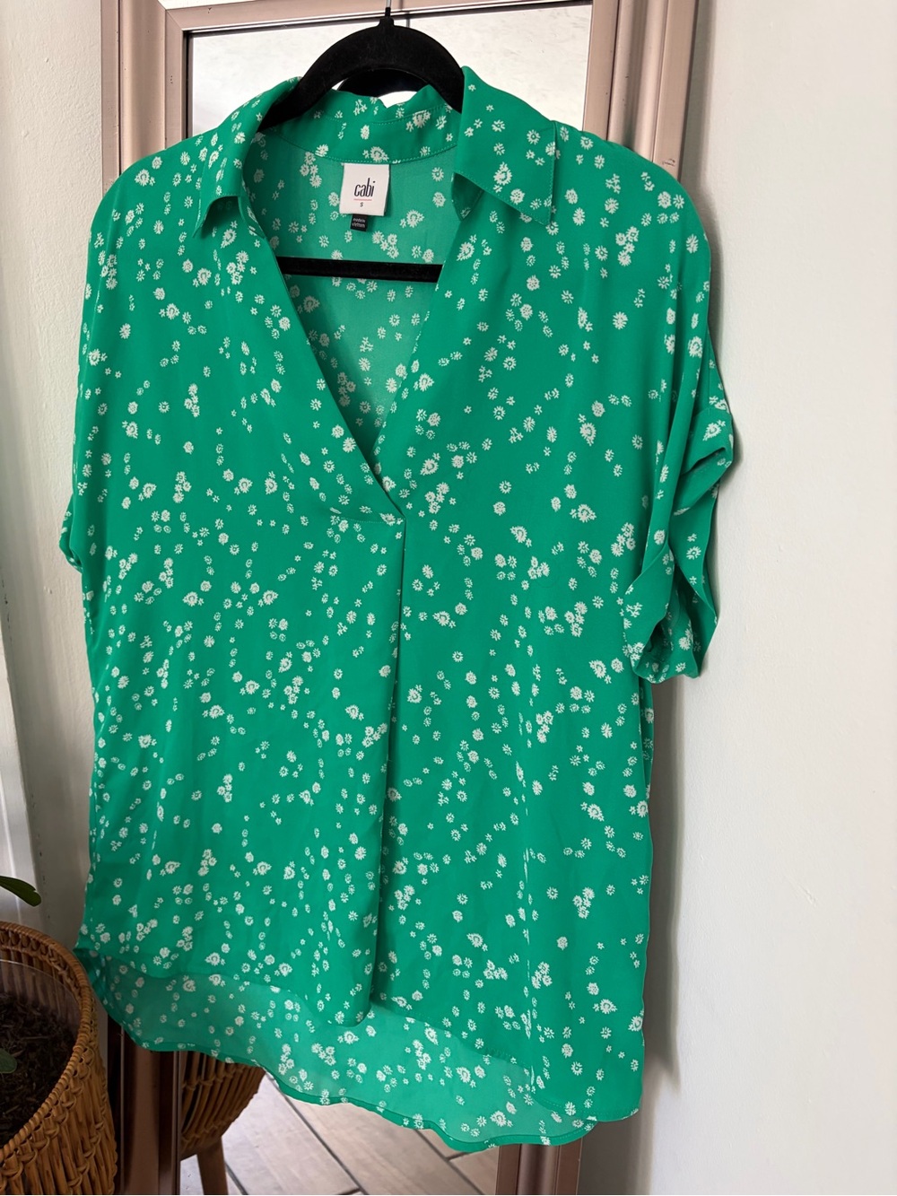 CAbi Style 6082 Green Floral Button Front Blouse Short Sleeve Collared S